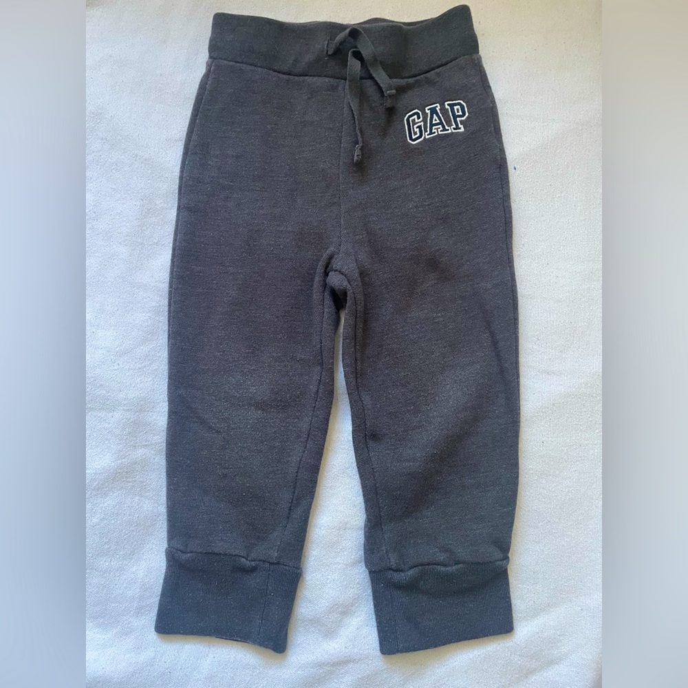 Gap draw string sweat pants / joggers for kids (2T). Great condition.